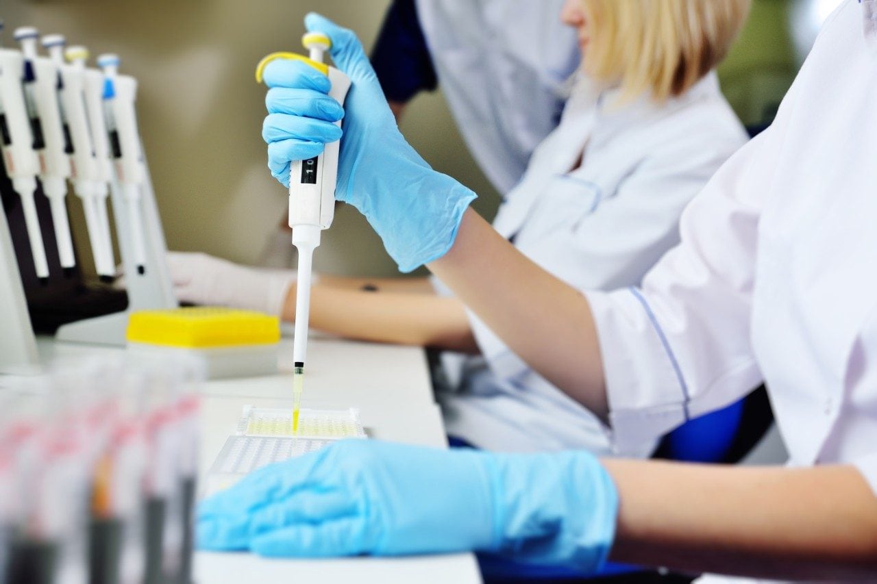 Pipetting into microplate tray