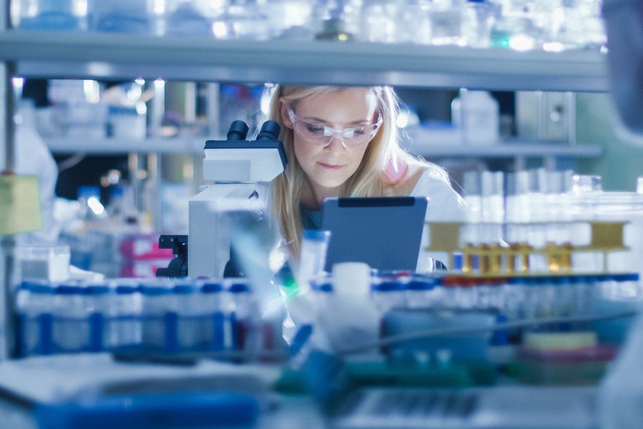 Wissenschaftler mit Tablet bei der Arbeit im Labor