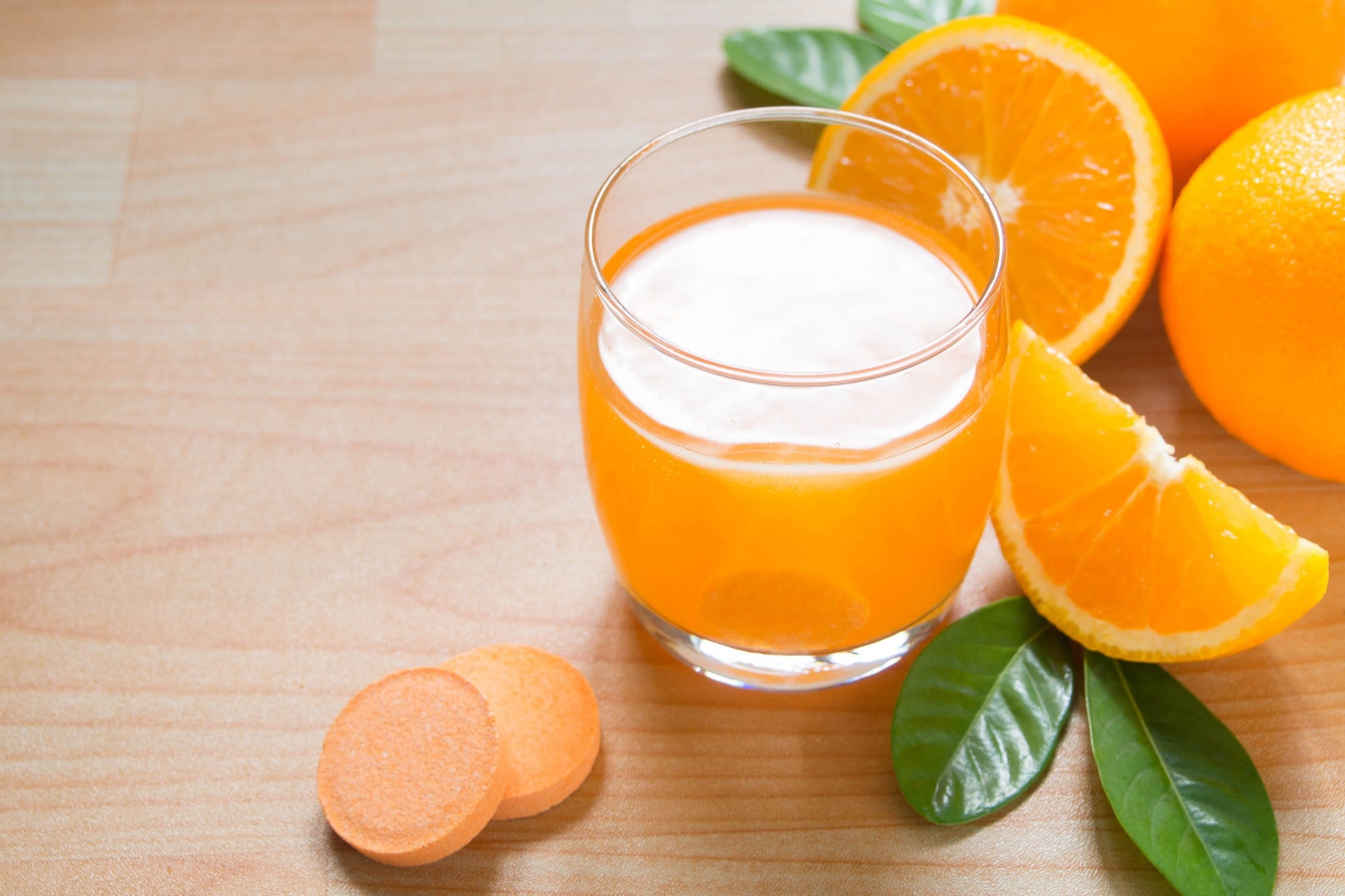 Tableta efervescente de vitamina C que se disuelve en un vaso de agua