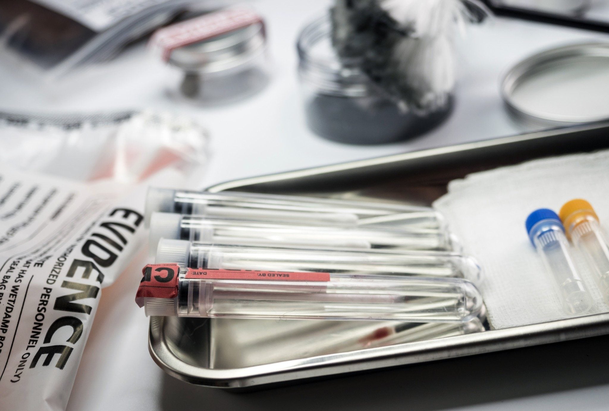 Detalle de los tubos de muestra de ADN en el laboratorio, equipo forense