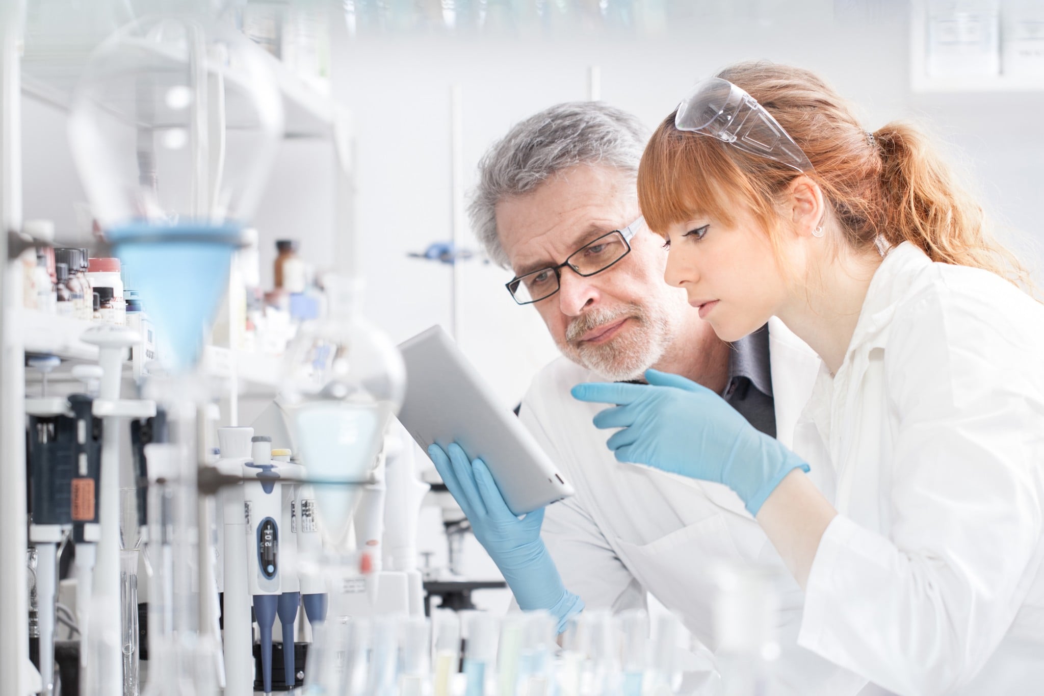 Investigadores trabajando en un laboratorio científico mirando una tableta