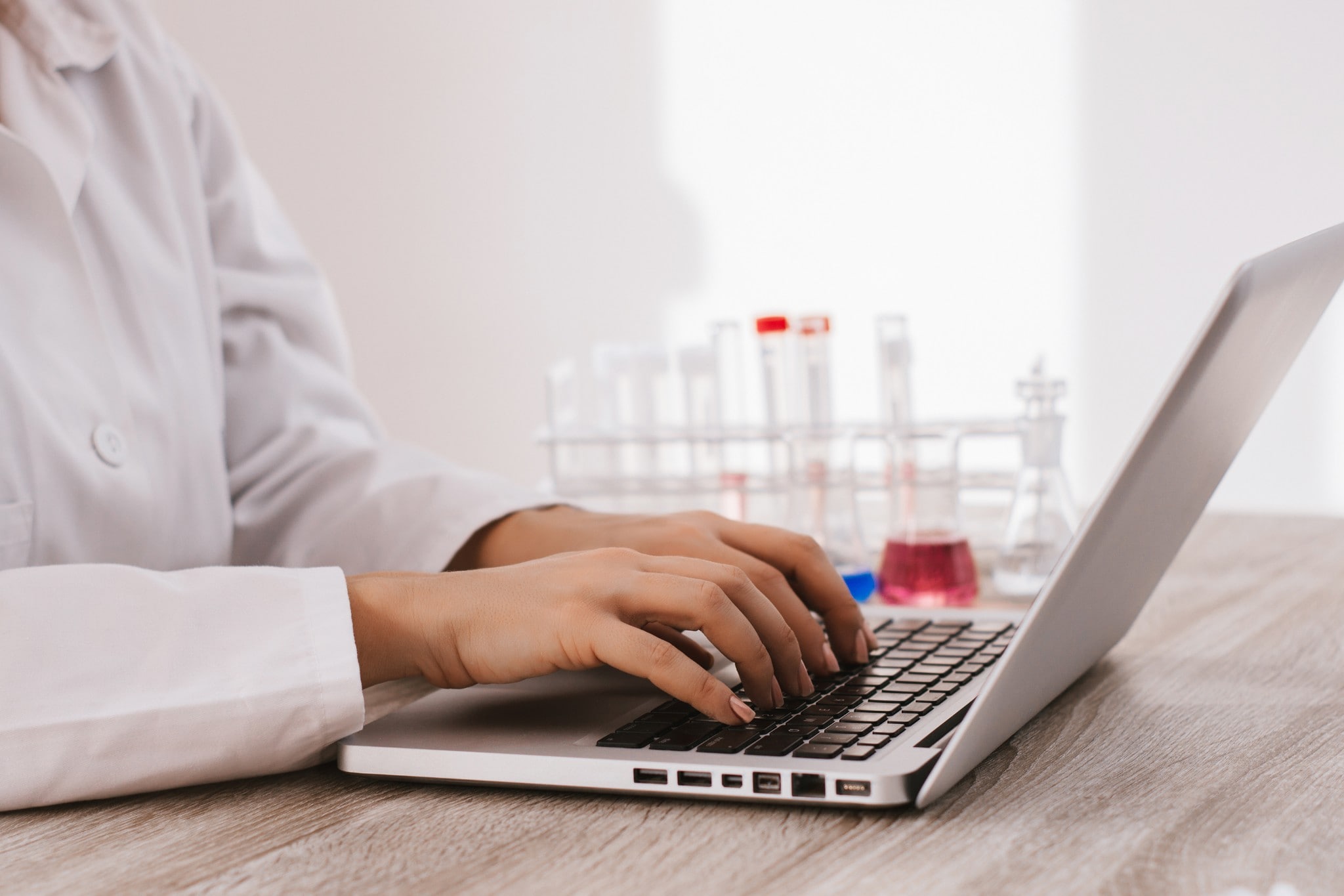 Científico escribiendo en un portátil en el laboratorio