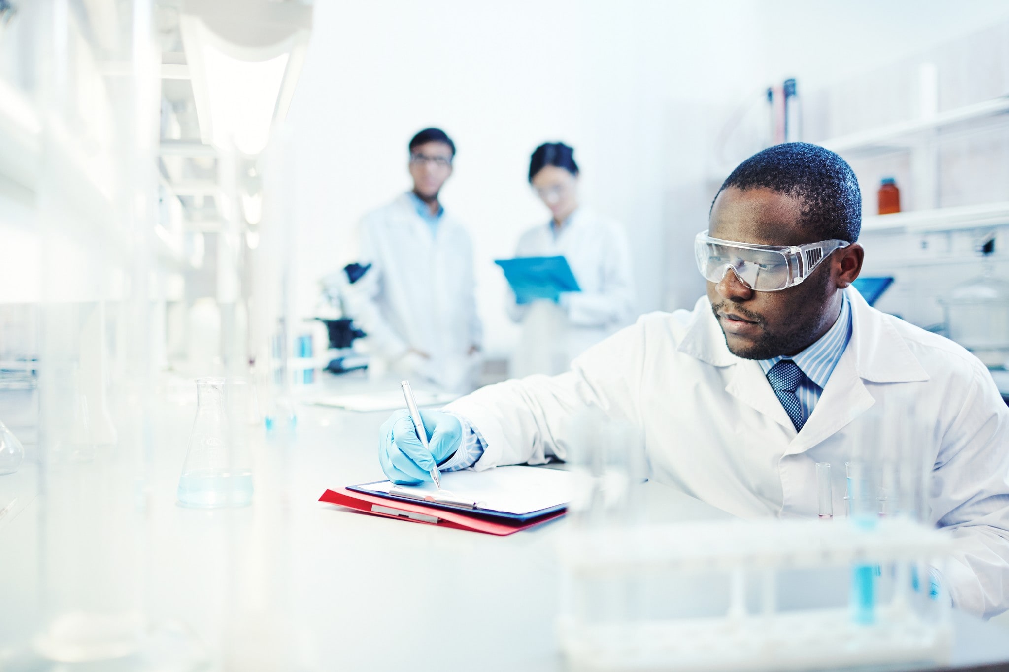 Científico escribiendo notas en el laboratorio