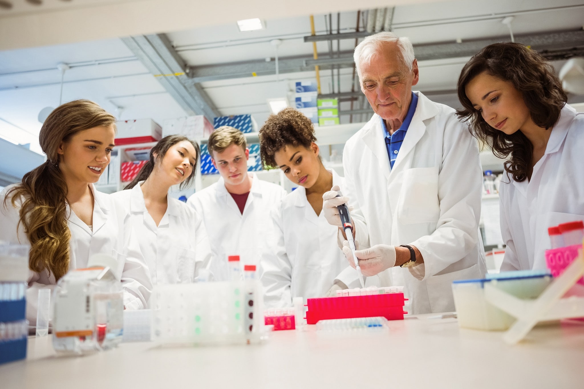 Alumnos observando al profesor en el laboratorio