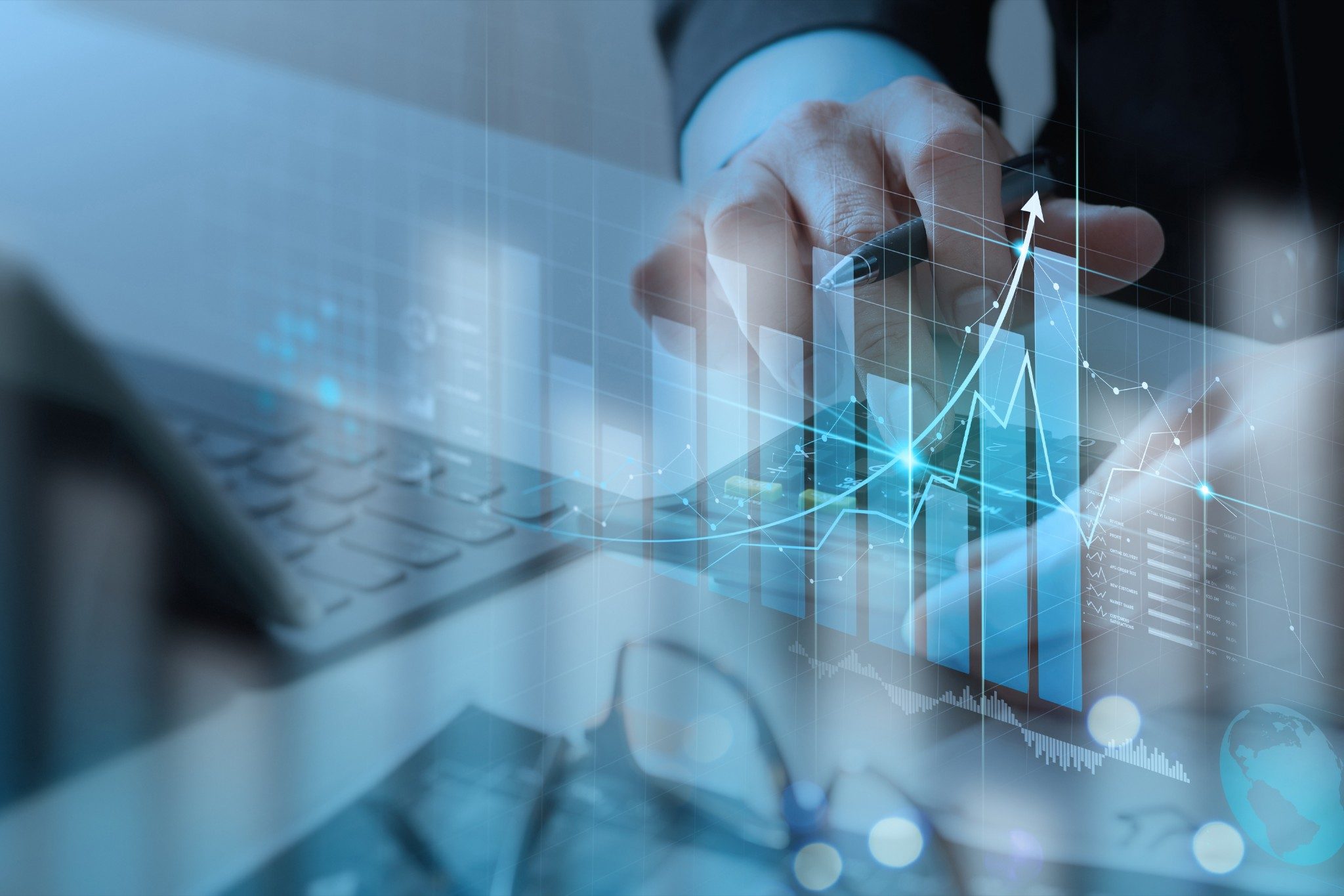 Persona de negocios trabajando con un moderno panel virtual/calculadora en un equipo informático que analiza el gráfico de crecimiento económico y finanzas