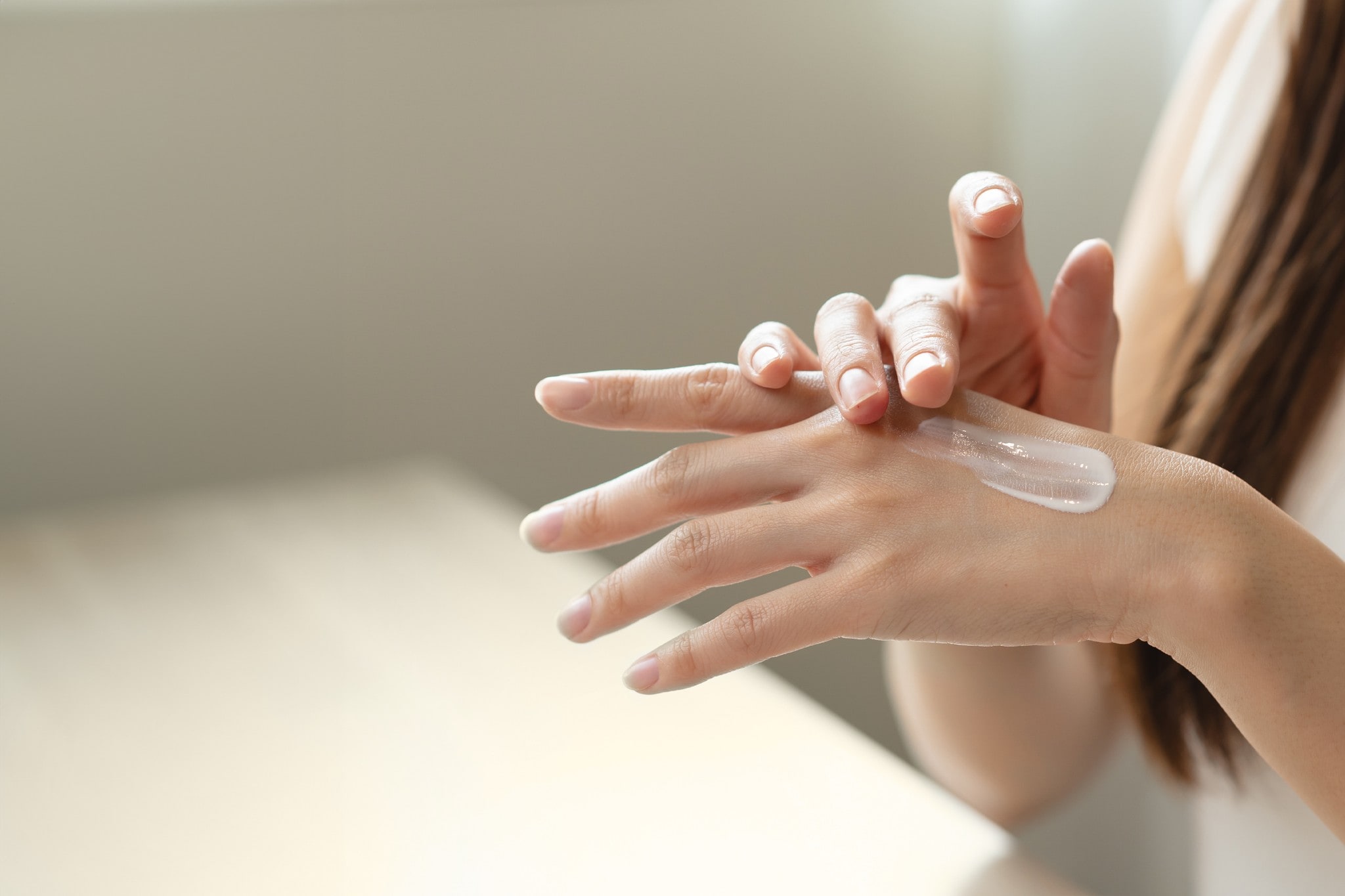 Femme appliquant de la lotion pour les mains