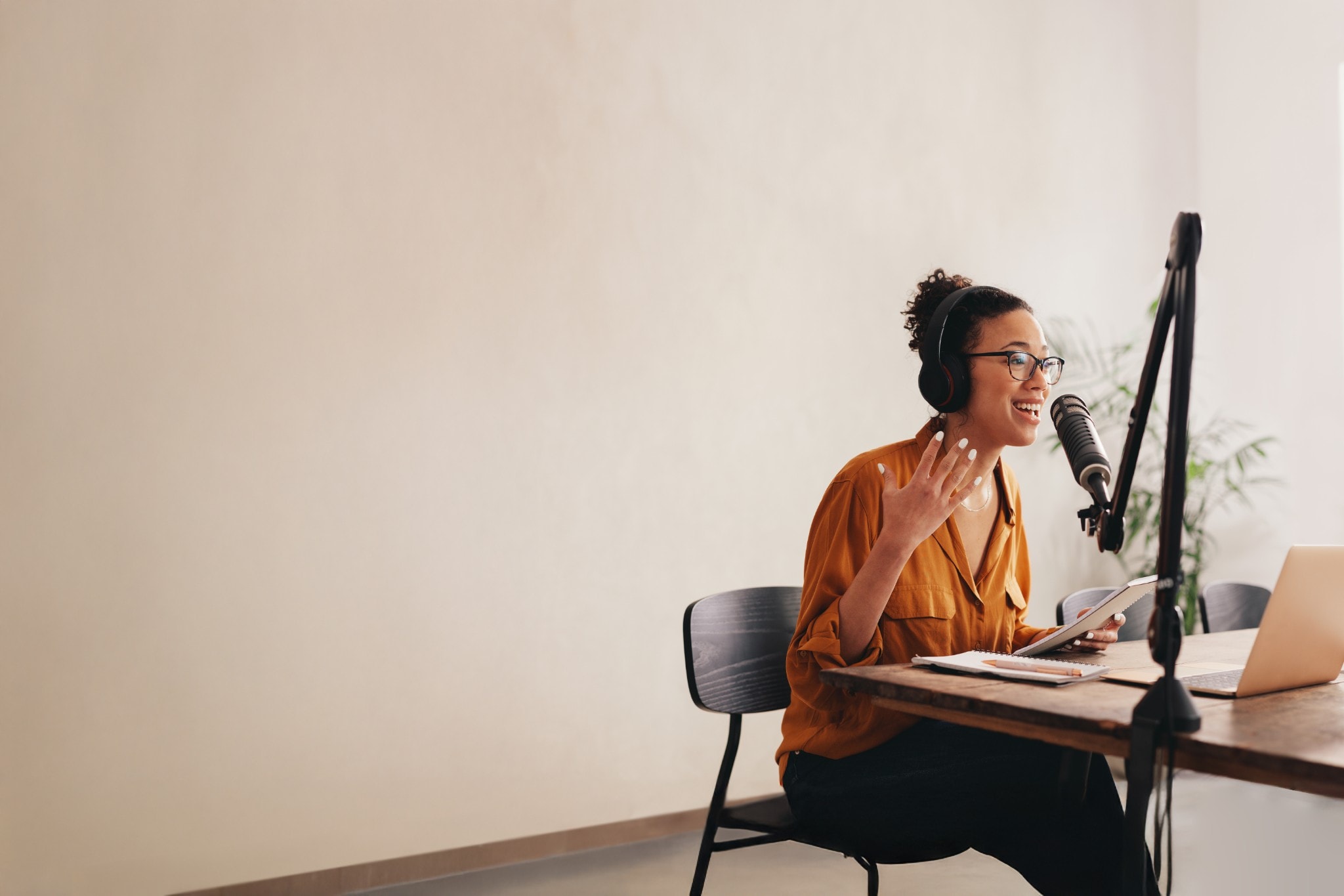 Femme enregistrant un podcast