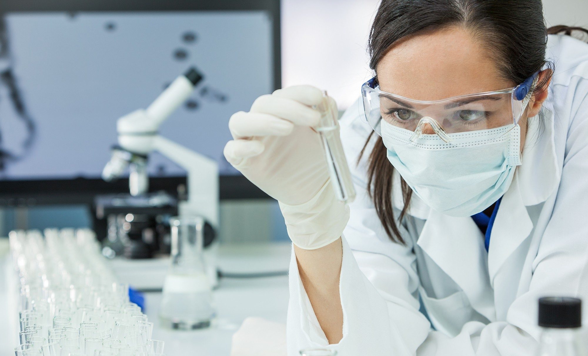 Médica com tubo de ensaio no laboratório